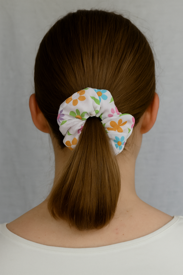 White scrunchie with multicoloured flowers - Image 3