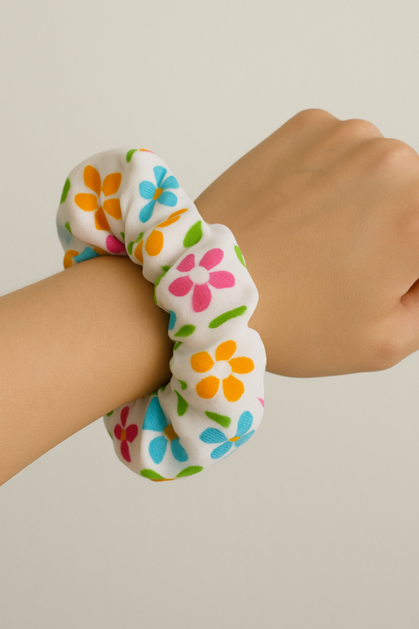 White scrunchie with multicoloured flowers - Image 5